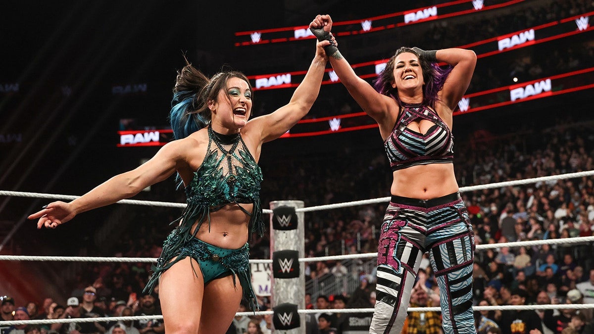 Bayley wins the Gaunlet match