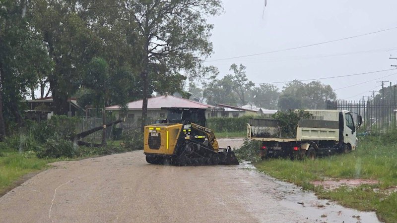Fresh flood threat in sodden Far North Queensland towns as system hits Northern Territory Fresh flood threat in sodden Far North Queensland towns as system hits Northern Territory