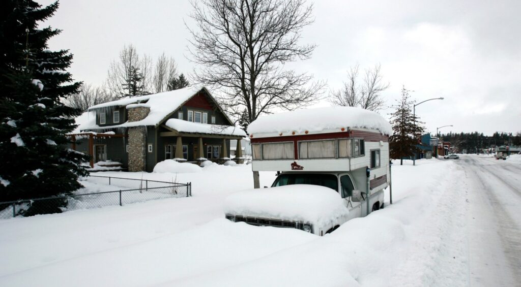 Heavy Snow Warning As 12 Inches To Hit: ‘Power Outages’ Heavy Snow Warning As 12 Inches To Hit: ‘Power Outages’