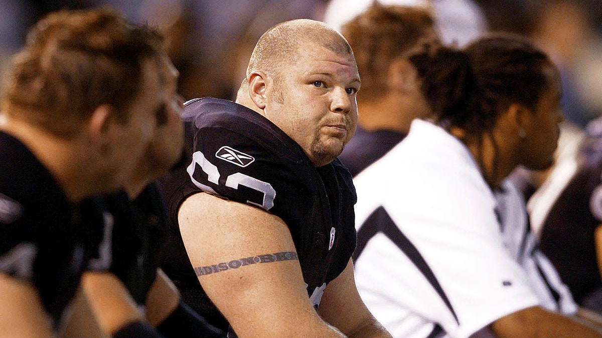 Barret Robbins on the bench
