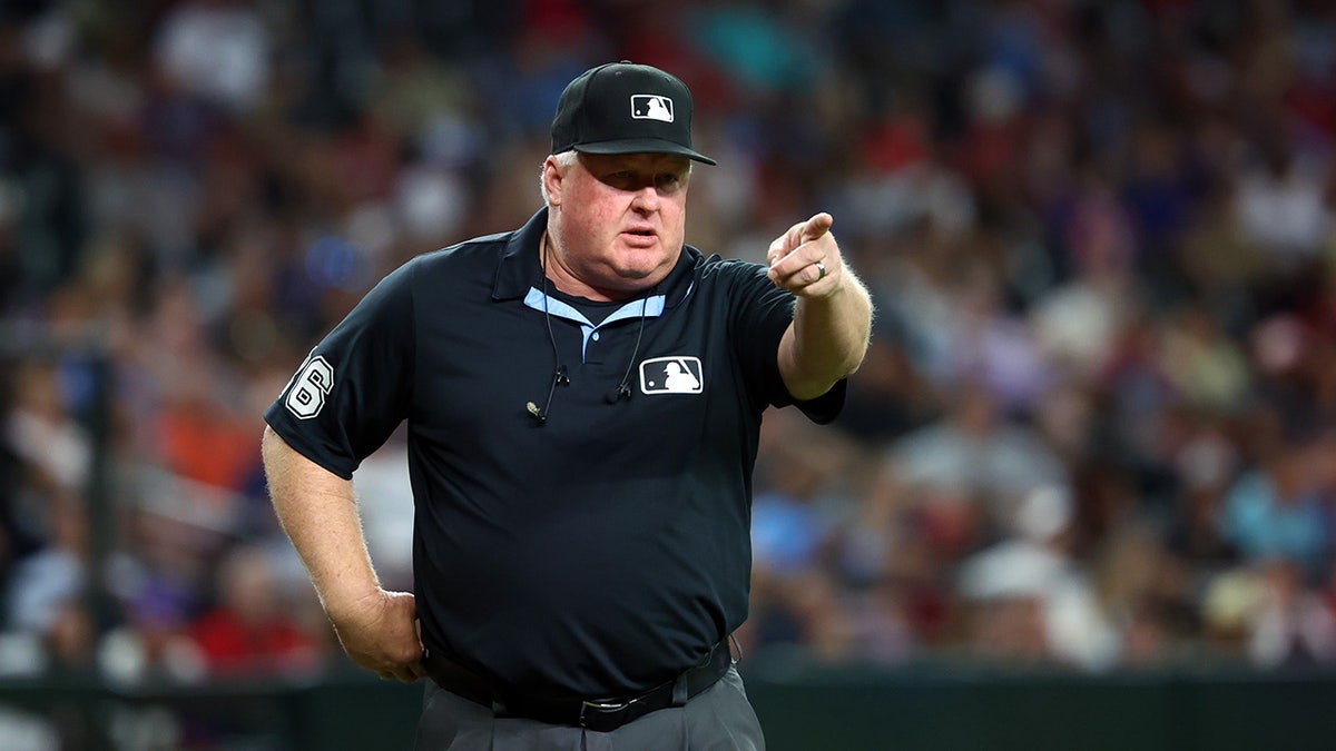 Bill Miller pointing