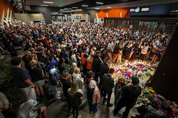 An estimated 3000 people attended the vigil.