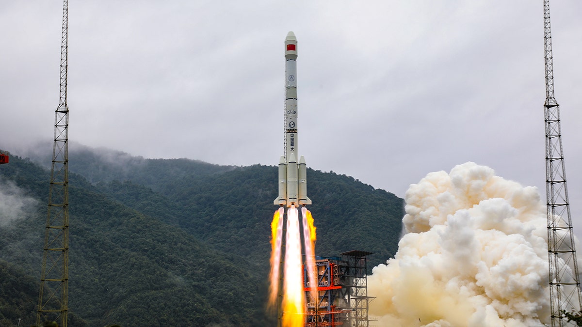 China Launches Shijian-21 Satellite
