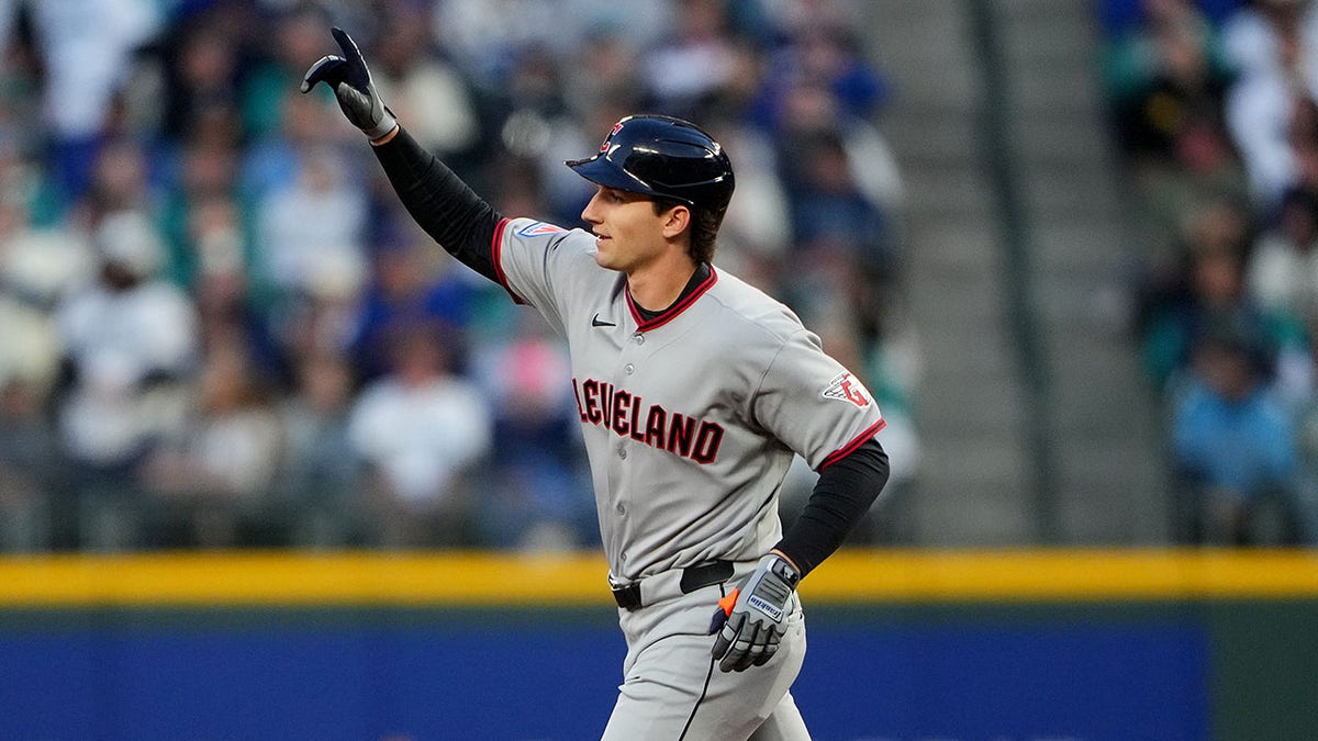 Chase DeLauter rounds bases