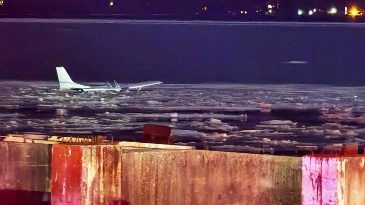 plane crash on icy hudson