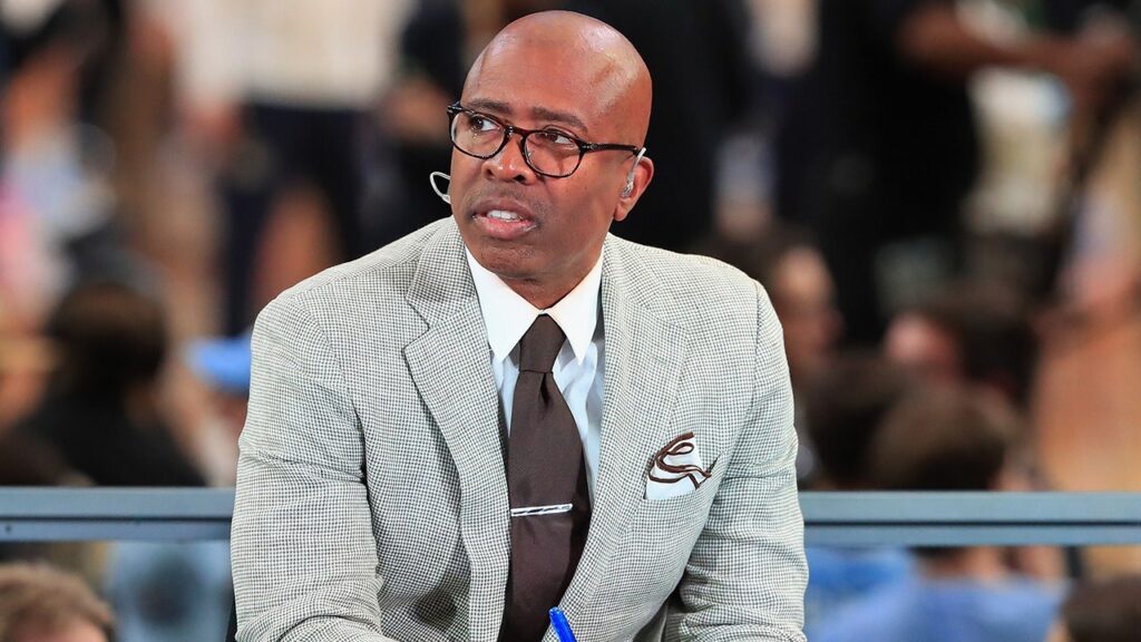 Former UNC basketball star Kenny Smith reacts to Hubert Davis firing, shuts down coaching job interest