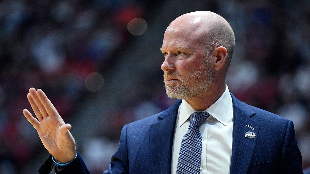 Kevin Willard motions on court