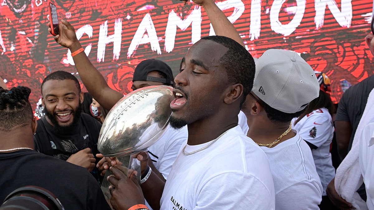 Lavonte David holds Vince Lombardi Trophy