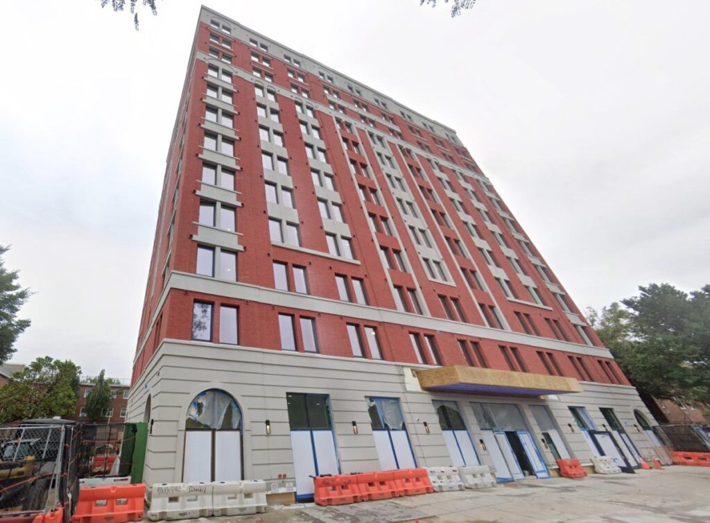 Enraged son slashes mom’s home care attendant in NYC, jumps off roof to his death: sources