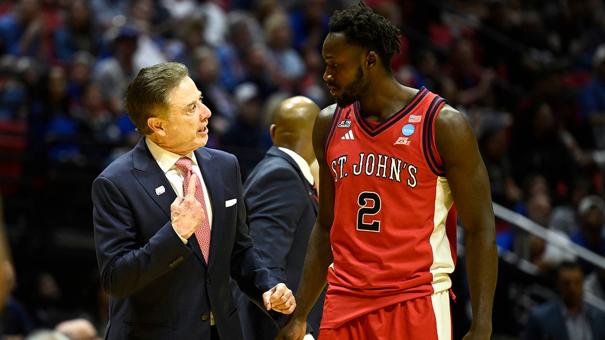 Rick Pitino talks to Sadiku Ibine Ayo