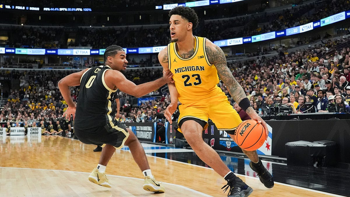 Yaxel Lendeborg drives to the basket