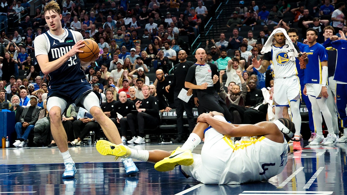 Moses Moody grabs his leg