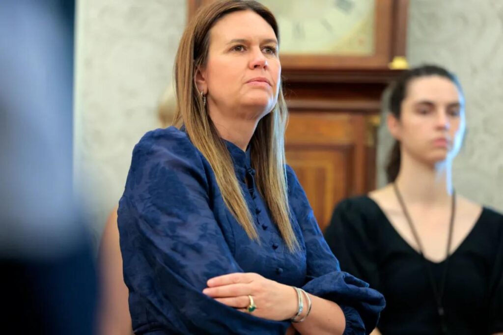 Sarah Huckabee Sanders flipped off, tossed out of Arkansas restaurant for supposedly making staff ‘feel threatened’