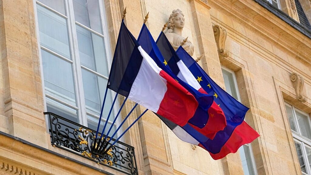 Is it illegal for the French to remove the EU flag from town halls?