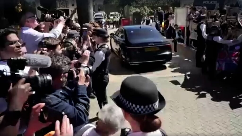 Video. UK PM Starmer jeered by crowd on arrival at scene of stabbing of two Jewish men