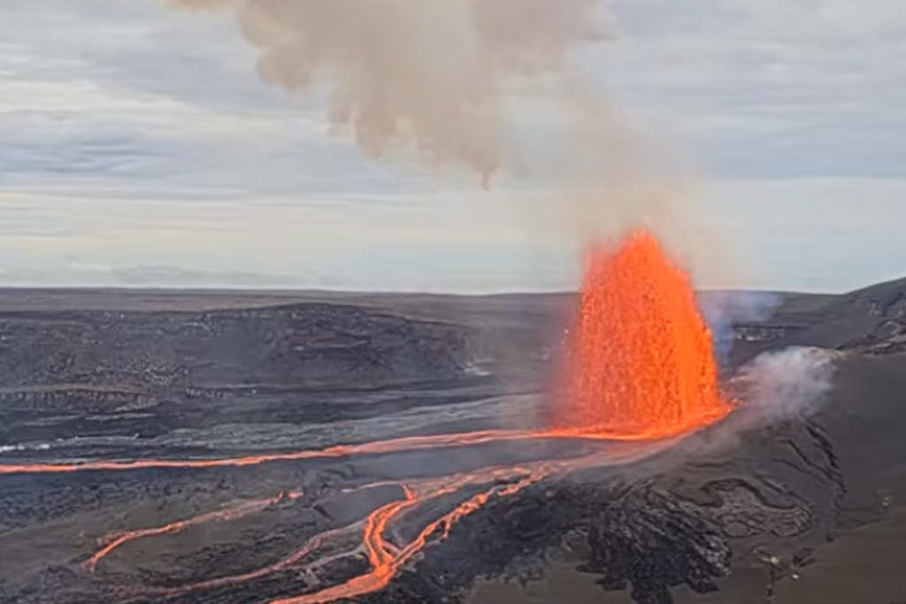 Video Shows Lava Bursting From Hawaii’s Kilauea Volcano Video Shows Lava Bursting From Hawaii’s Kilauea Volcano