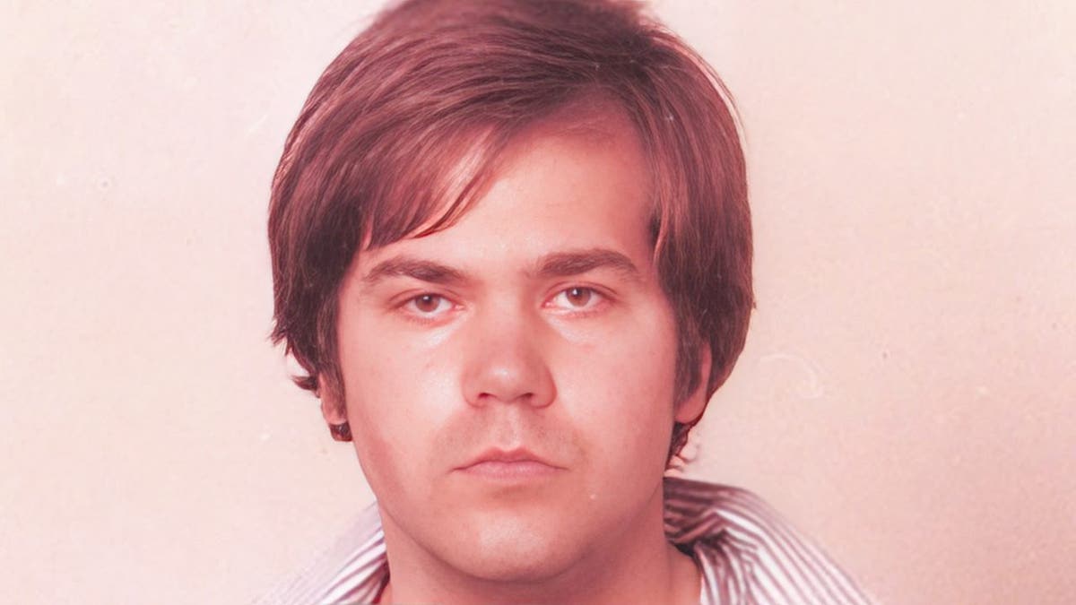 John Hinckley Jr. facing camera in mugshot photograph.