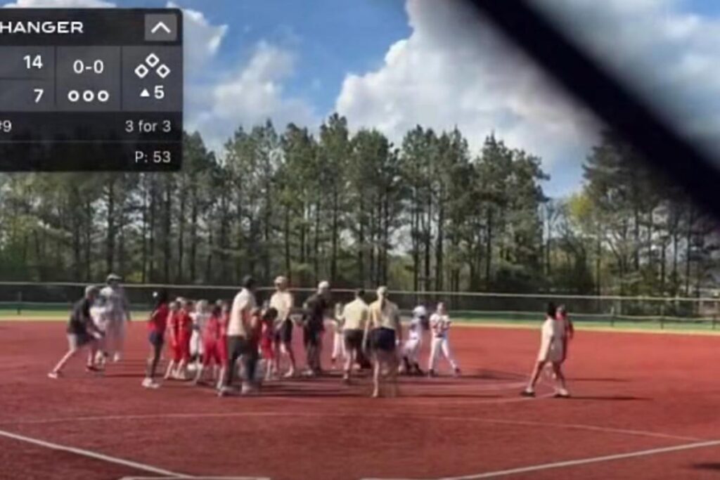 Georgia youth softball coach attacks rival on pitcher’s mound in wild catfight caught on video Georgia youth softball coach attacks rival on pitcher’s mound in wild catfight caught on video