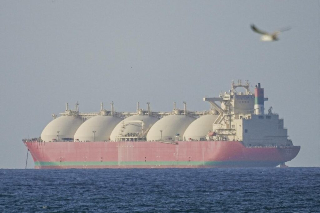 Iran threatens to attack any US Navy ships that enter the Strait of Hormuz