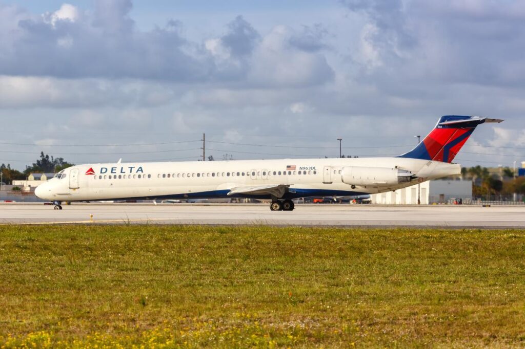 Delta passengers chant at flyer who refuses to hang up phone: ‘Get off the plane’
