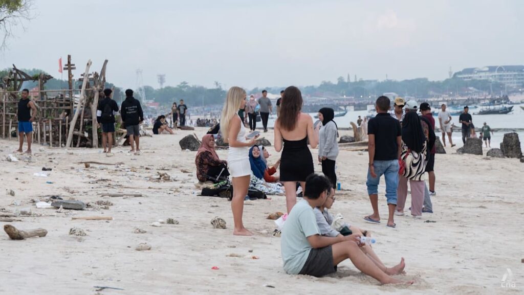 Bali drowning in rubbish after landfill closed