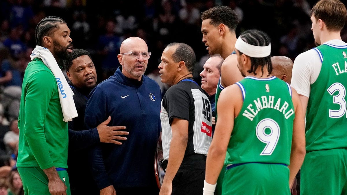 Jason Kidd talks to referee