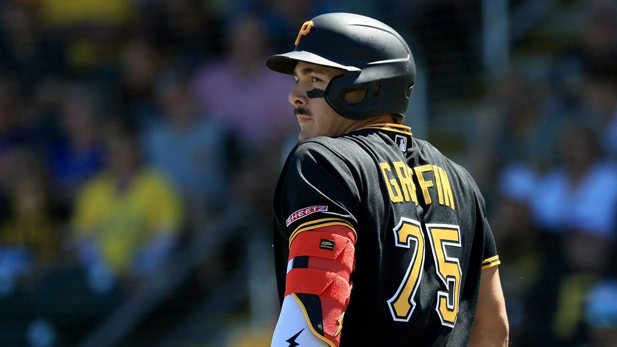 Pittsburgh Pirates infielder Konnor Griffin batting