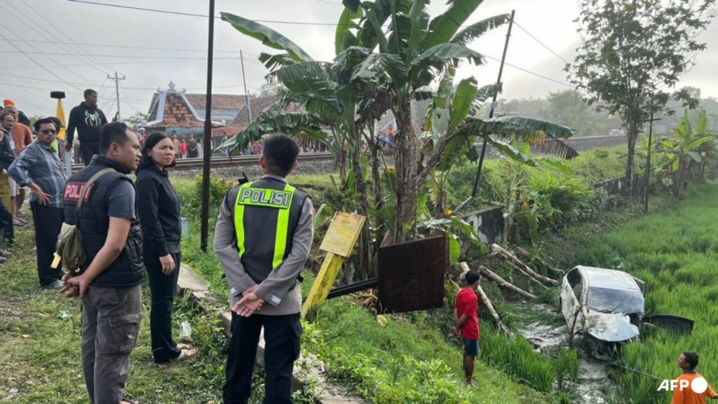 Indonesia train crash kills four: Police