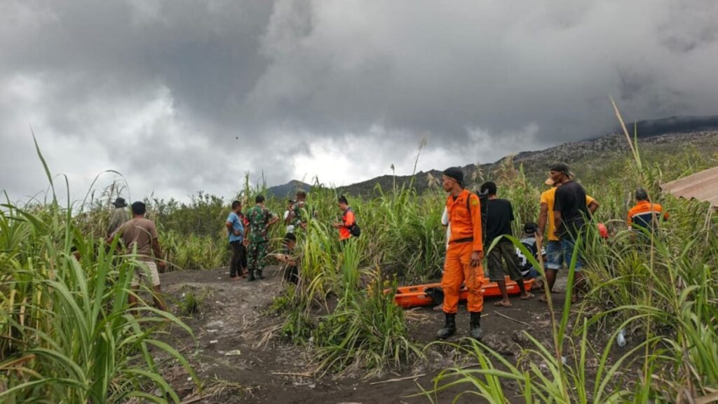 Indonesia resumes search for three hikers missing after Mount Dukono eruption Indonesia resumes search for three hikers missing after Mount Dukono eruption