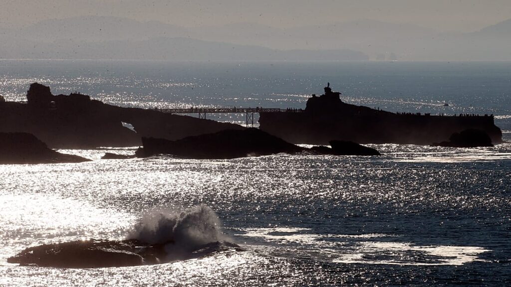 Two swimmers killed as French authorities warn of deadly riptides