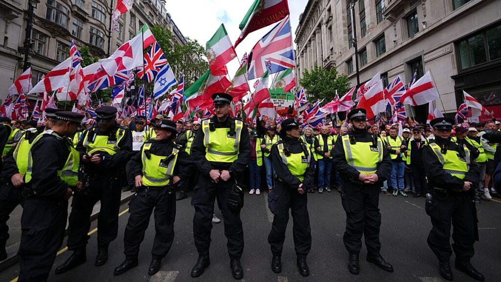 London police out in force as tens of thousands attend rival rallies London police out in force as tens of thousands attend rival rallies