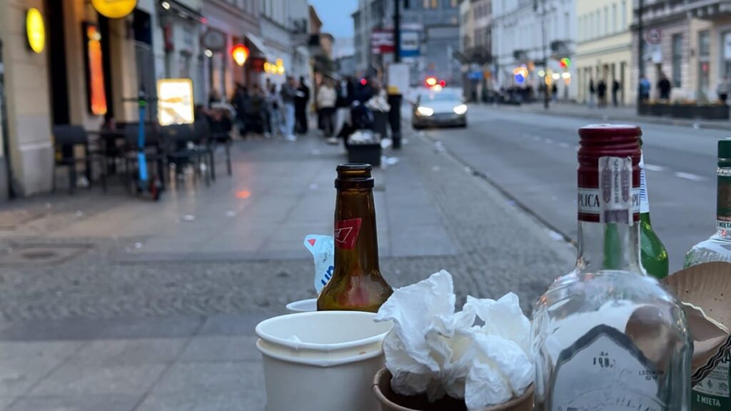 Warsaw curbs night-time alcohol sales, residents react Warsaw curbs night-time alcohol sales, residents react