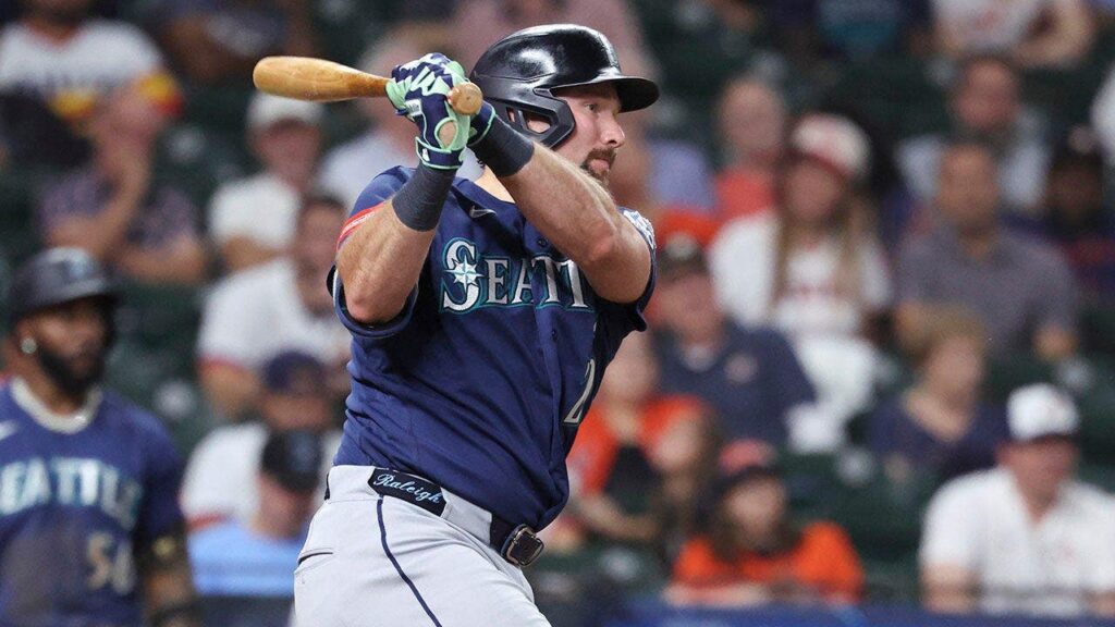 Cal Raleigh ends 0-for-38 streak with unorthodox superstition involving his full uniform