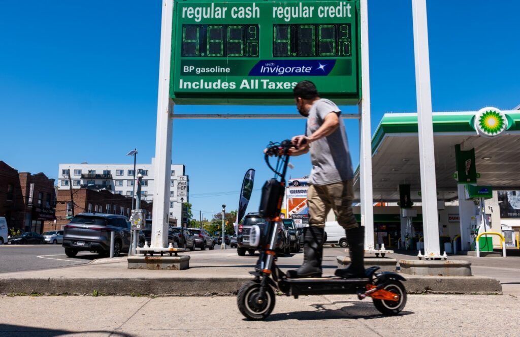 Republicans Vote to Dilute Gas as Prices Rise Above .50