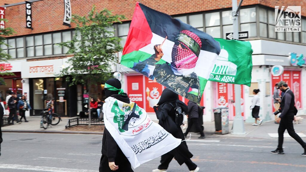 Hamas, Hezbollah flags fly at anti-Israel protest minutes after Mamdani condemns terror plot against Jews