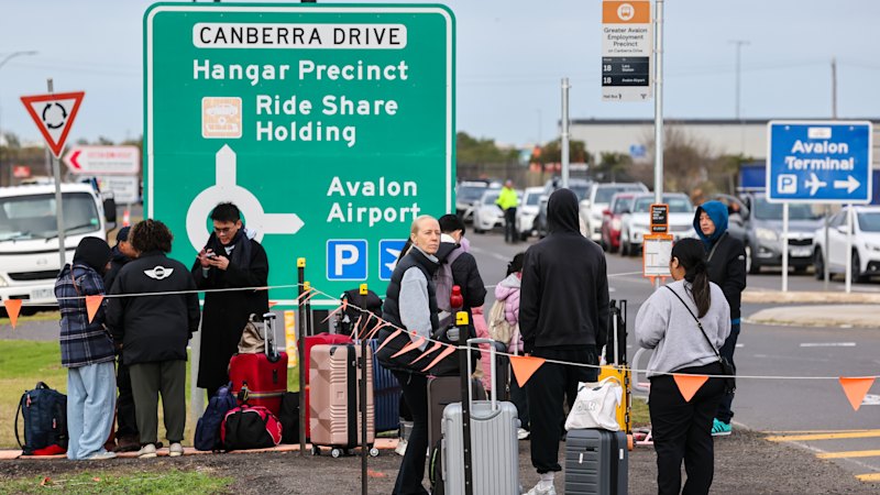 Traffic chaos in Melbourne, flight delays after man detained with ‘suspicious item’ Traffic chaos in Melbourne, flight delays after man detained with ‘suspicious item’