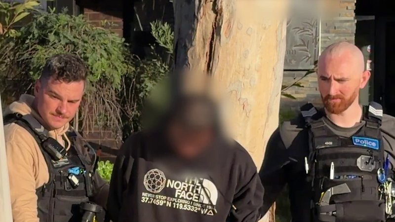 Melbourne venues hit with ,000 underworld extortion demand after pause in firebombings Melbourne venues hit with ,000 underworld extortion demand after pause in firebombings