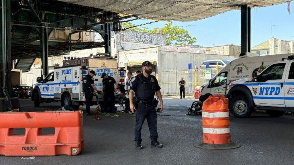 NYPD investigating after surveillance video captures group entering sewers through manholes NYPD investigating after surveillance video captures group entering sewers through manholes
