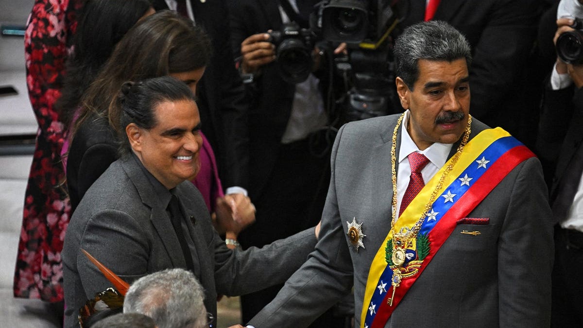 maduro shakes hands with saab