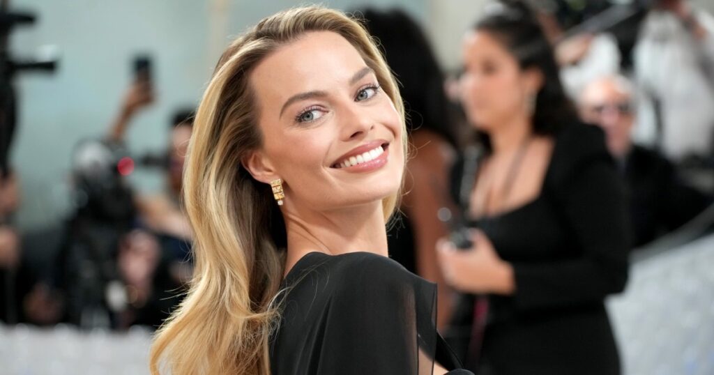 Margot Robbie’s Off-Duty Jeans Are the Secret to Effortless New York Rich ‘It’ Girl Style
