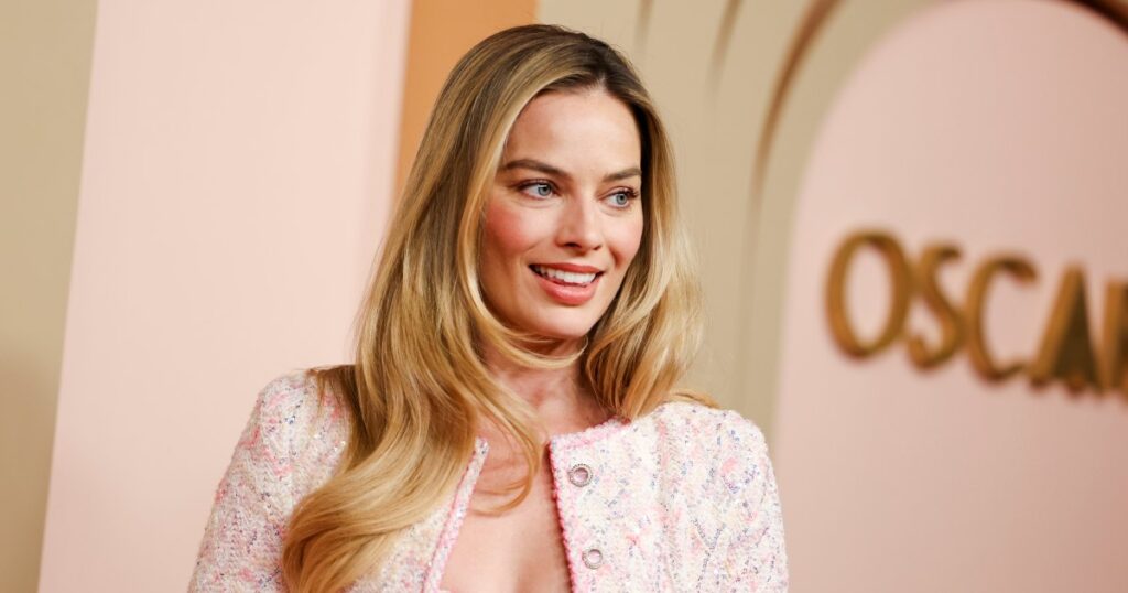 Margot Robbie’s Ultra-Baggy Jeans Style Is the Official L.A. Rich Mom Uniform