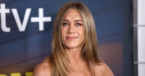 We’re Calling It: Jennifer Aniston’s ’90s-Inspired Cuffed Jeans Are Spring’s Coolest Denim Trend