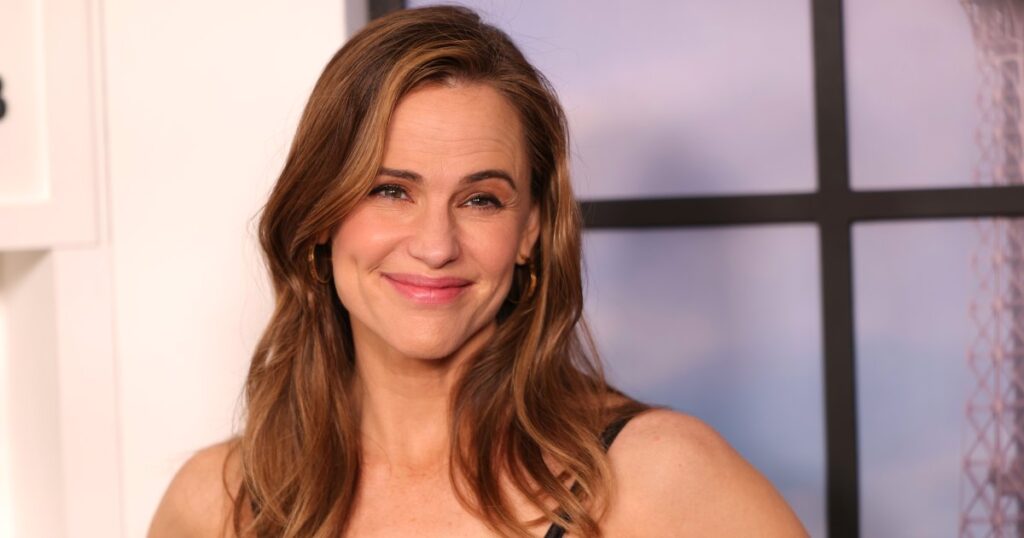 Jennifer Garner’s Retro Sneakers Add a Cool-Girl Twist to Basic Jeans — Shop the Look! Jennifer Garner’s Retro Sneakers Add a Cool-Girl Twist to Basic Jeans — Shop the Look!