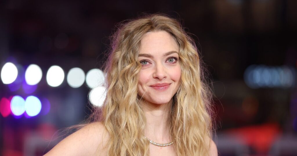 Amanda Seyfried Wore the Most Unconventional Summer Bag Color, and It’s Honestly So Luxe