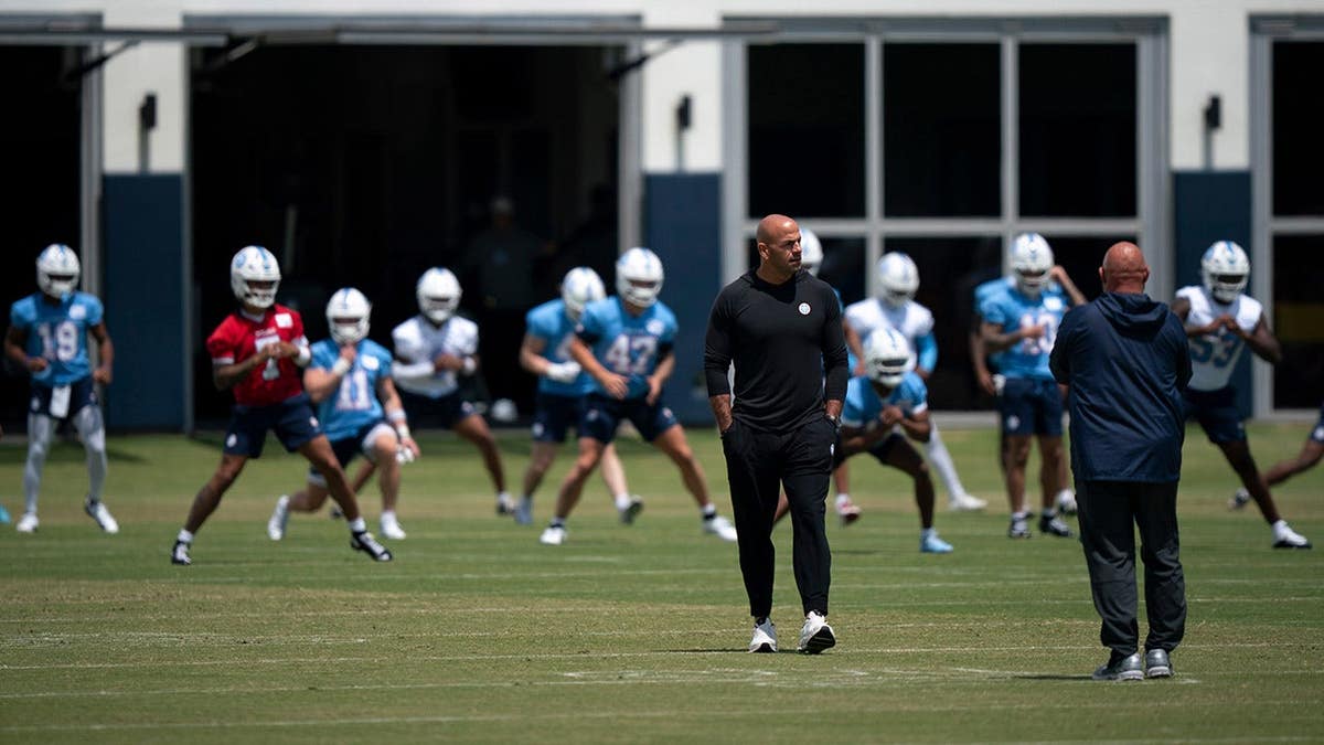 Robert Saleh and Brian Daboll interact at Titans rookie camp