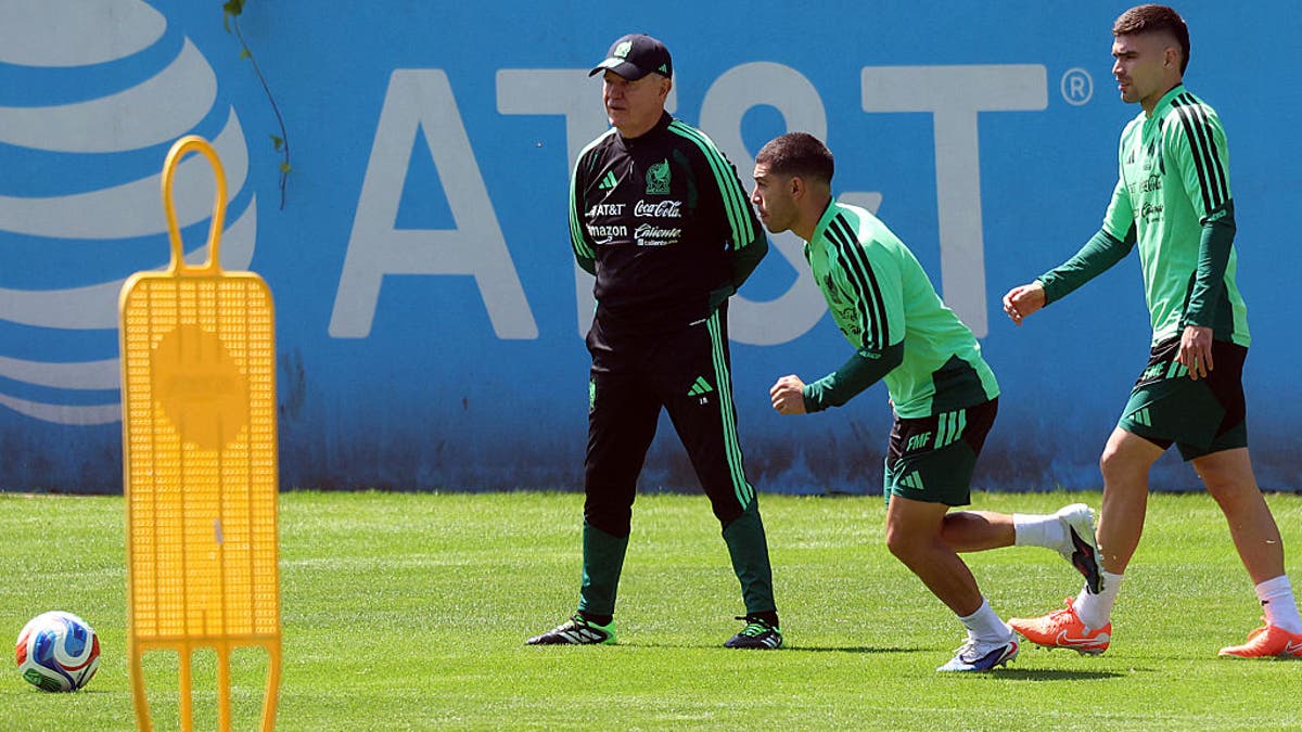 Mexico's midfielder Erik Lira (C) and defender Johan Vasquez (R) take part in a training session with head coach Javier Aguirre ahead of their friendly match against the Portuguese national team in Mexico City on March 26, 2026. Mexico will play a friendly match against Portugal on March 28 at the Banorte Stadium (formerly known as Azteca Stadium) in Mexico City. (Photo by Luis CORTES / AFP via Getty Images)
