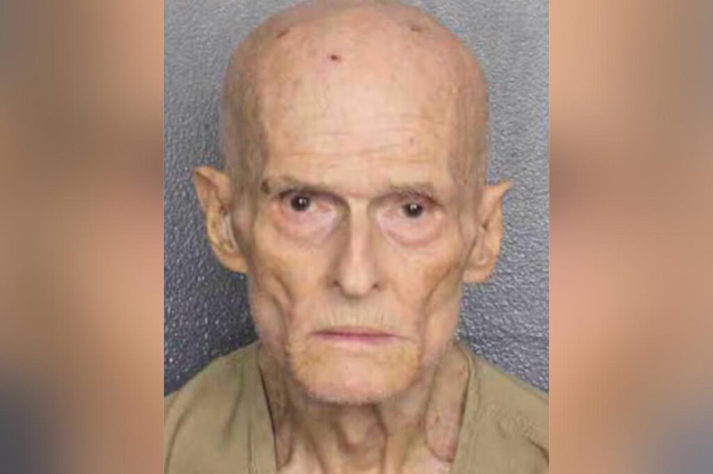 Elderly thong-wearing Florida man busted for exposing himself around apartment complex, claimed it was his ‘right to walk around naked’ Elderly thong-wearing Florida man busted for exposing himself around apartment complex, claimed it was his ‘right to walk around naked’