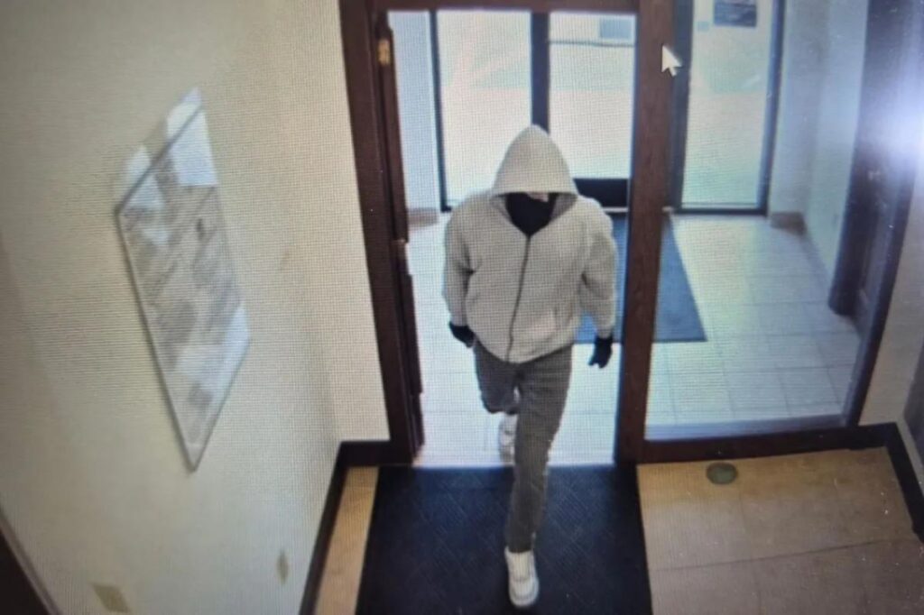 2 US Bank employees fatally shot in robbery in Kentucky — as police launch manhunt for suspect