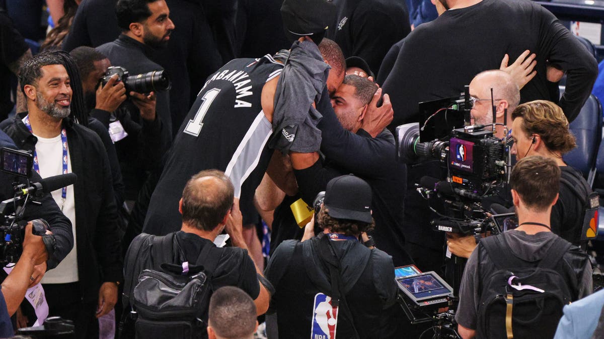 Spurs players celebrate after defeating the Oklahoma City Thunder 