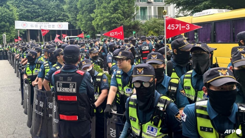 South Korean riot police clear protesters after ballot shortage blockade